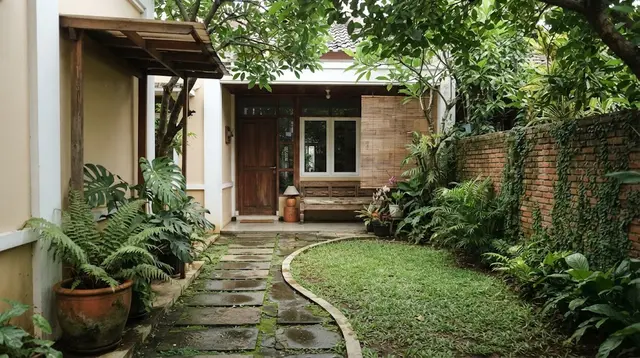 Cara Membuat Halaman Rumah Kecil Terasa Sejuk dan Asri, Rahasianya Ada pada Penataan