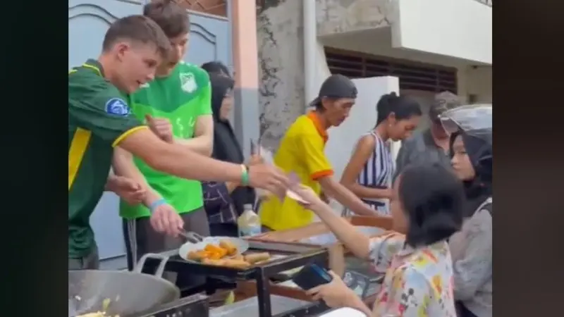 Viral 2 Pria WNA Jualan Takjil di Surabaya, Ramai Dikerubungi dan Diserbu Pembeli.  foto: TikTok @irva_haug