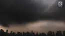 Awan hitam menyelimuti langit Jakarta, Senin (3/12). Badan Meteorologi Klimatologi dan Geofisika (BMKG) juga memperingatkan akan hujan yang cukup lebat. (Liputan6.com/JohanTallo)