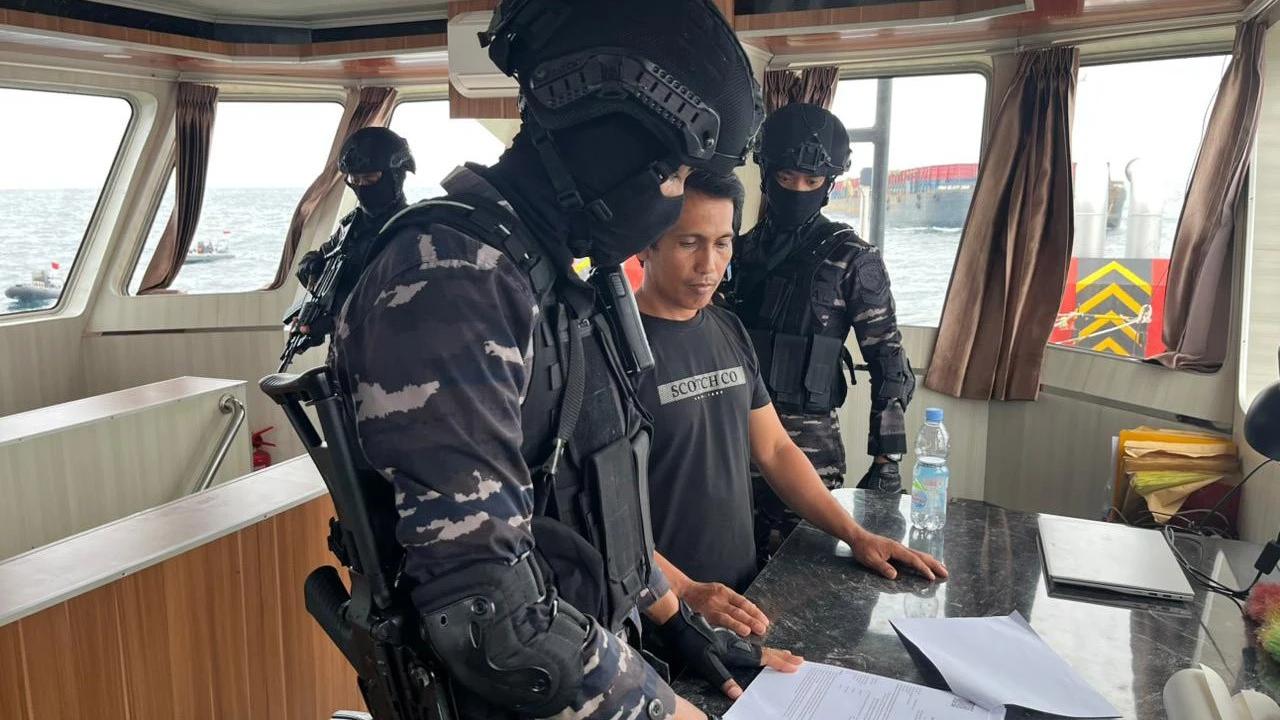 Prajurit TNI AL saat mengamankan dua kapal pengangkut nikel yang terindikasi melakukan sejumlah pelanggaran di Perairan Mandiodo, Konawe Utara, Sulawesi Tenggara, Selasa (25/11/2025 ).