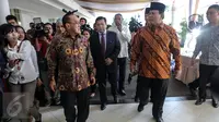 Ketua Umum Partai Golkar Aburizal Bakrie (kiri-depan) bersama Ketua Dewan Pembina Partai Gerindra, Prabowo Subianto hadir dalam acara Open House Wapres Jusuf Kalla di di Istana Wakil Presiden, Jakarta, Jumat (17/7/2015). (Liputan6.com/Faizal Fanani)