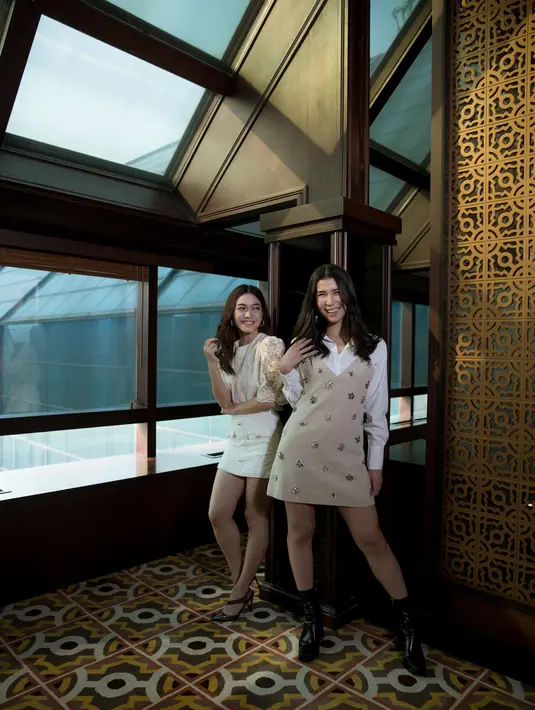 Sedangkan Elma memadukan atasan bernuansa putih lengan pendek bermotif floral yang cantik, dengan mini skirt dengan detail kancing emas dan dua kantung di sisi kanan dan kiri. Foto: Document FIMELA.