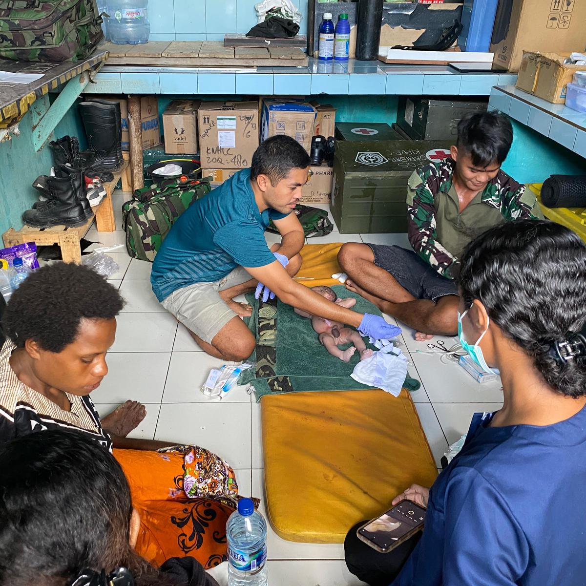 Dokter TNI Bantu Persalinan Warga di Hutan Belantara Papua