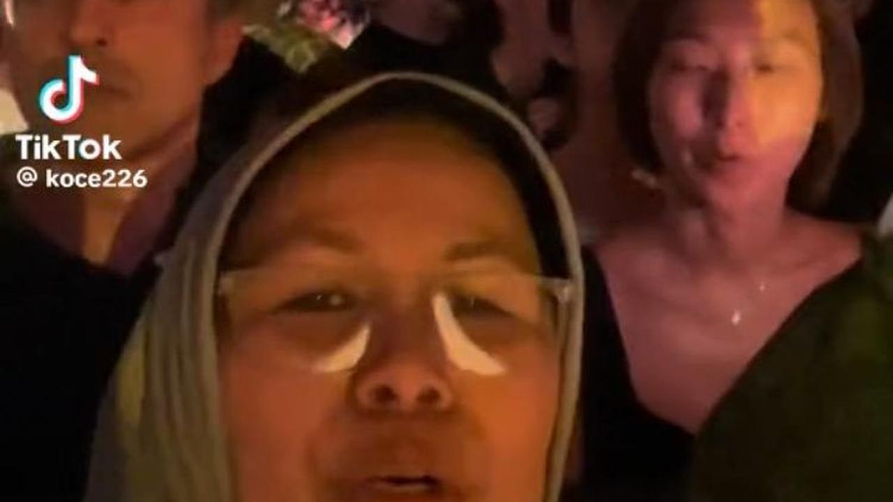 Di awal video, tampak seorang wanita paruh baya tengah berdiri di tengah puluhan ribu orang saat menonton konser Coldplay di Singapura.