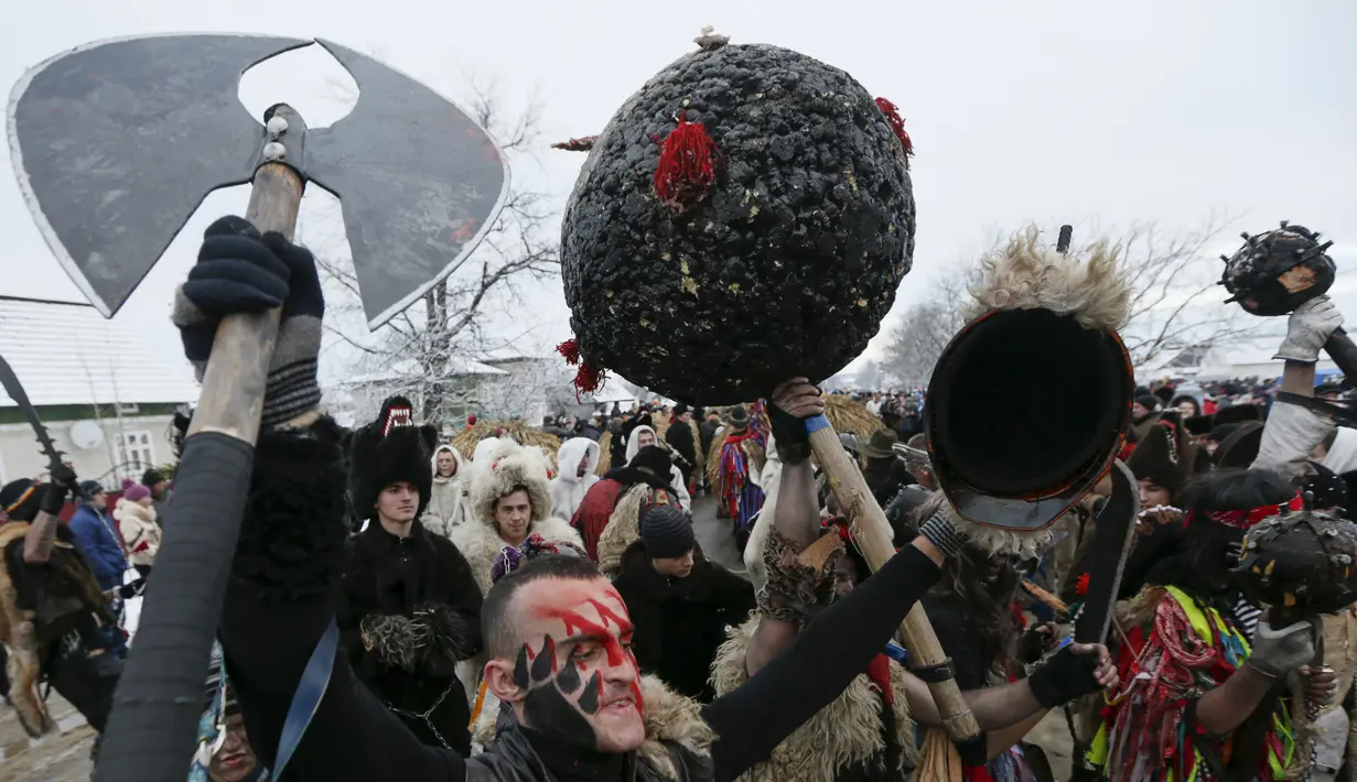 Warga lokal mengenakan kostum unik dalam perayaan hari libur Malanka di desa Krasnoilsk, Chernivtsi, Ukraina, (14/1). Festival Malanka merupakan perayaan kaum pagan di Ukraina yang dirayakan setiap 13 Januari. (REUTERS/Valentyn Makarenko)
