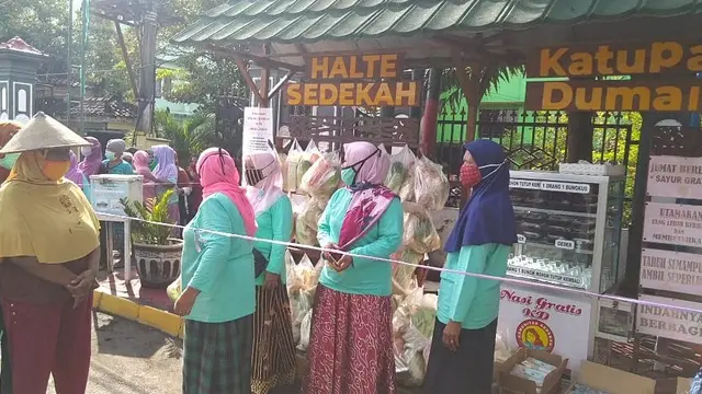 Halte Sedekah, Aksi Ibu-ibu Berbagi Nasi dan Sayuran Gratis ke Warga di Masa Pandemi