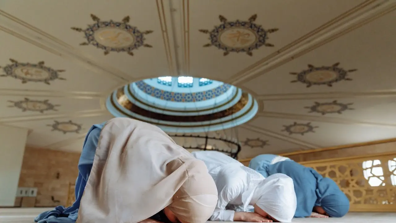 Tiga muslimah sedang sujud