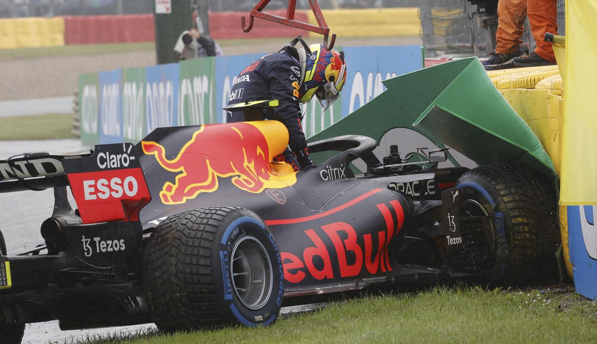 Salah satu korban dari cuaca buruk tersebut adalah Sergio Perez. Pembalap Red Bull Racing tersebut sempat tergelincir hingga menghantam dinding ban pembatas saat melakukan warm up lap. FIA pun akhirnya menghentikan sementara balapan tersebut selama satu jam. (Foto: AFP/Francisco Seco)
