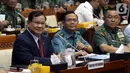 Menteri Pertahanan Prabowo Subianto (kiri) mengikuti rapat kerja dengan Komisi I DPR di Kompleks Parlemen, Senayan, Jakarta, Senin (11/11/2019). Rapat perdana Komisi I bersama Menhan Prabowo ini membahas rencana kerja dan anggaran Kementerian Pertahanan Tahun 2020. (Liputan6.com/Johan Tallo)