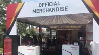 Booth official merchandise Audisi Umum Beasiswa Bulu Tangkis 2019 di GOR Jati, Kudus. (Liputan6.com/Harley Ikhsan)