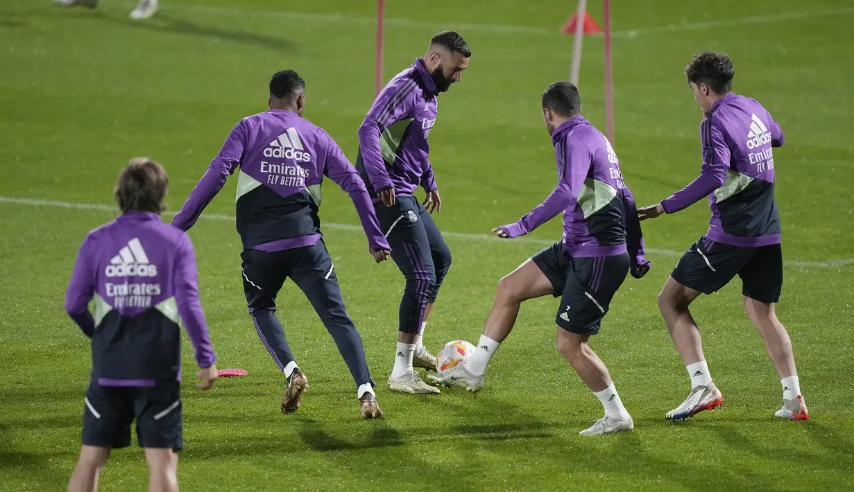 Penyerang Real Madrid Karim Benzema (tengah) mengontrol bola saat sesi latihan bersama rekan satu timnya, di stadion Al Nassr, di Riyadh, Arab Saudi, Selasa (10/1/2023). Real Madrid akan menghadapi Valencia di King Fahd International Stadium pada semifinal Piala Super Spanyol, Kamis, 12 Januari 2023, dini hari WIB. (AP Photo/Hussein Malla)