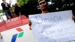 Sejumlah demonstrans menahan mobil tangki Pertamina saat berunjuk rasa di Kampus Universitas Negeri Makassar, Sulsel, Senin (2/4). Mereka memprotes hasil keputusan rapat paripurna DPR yang menunda menaikkan harga BBM bersubsidi hingga enam bulan ke depan. (Antara)