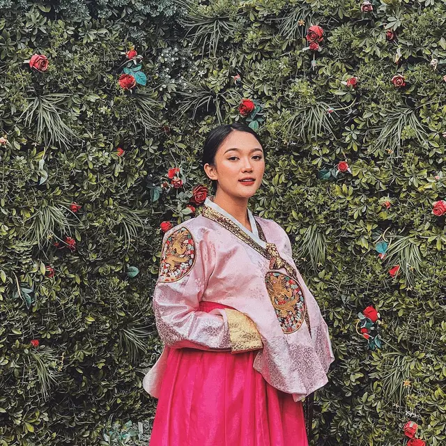Kerap Tampil Seksi, Ini 6 Potret Manis Marion Jola Pakai Outfit Tertutup