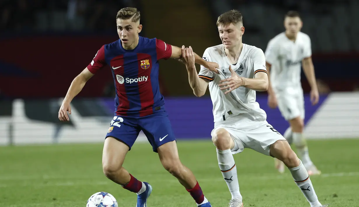 Pemain Barcelona, Fermin Lopez, berebut bola dengan pemain Shakhtar Donetsk, Artem Bondarenko, pada laga Liga Champions, di Stadion Olimpic Lluis Companys, Rabu (25/10/2023). Berkat hasil ini, Barcelona kini bertengger kokoh di puncak klasemen Grup H dengan poin sembilan. (AP Photo/Joan Monfort)