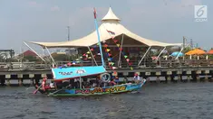 Wisatawan berkeliling menggunakan perahu wisata di Pantai Ancol, Jakarta, Senin (18/6). Taman Impian Jaya Ancol masih menjadi destinasi wisata yang ramai dikunjungi saat libur Lebaran. (Merdeka.com/Imam Buhori)