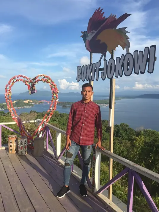 Pemain sayap berusia 21 tahun ini juga memiliki penampilan kece dan modis. Saat berada di Skyland Jaya Pura ia terlihat memakai kemeja berwarna merah motif kotak yang dipadukan dengan celana ripped jeans. (Liputan6.com/IG/@valdo_haay)