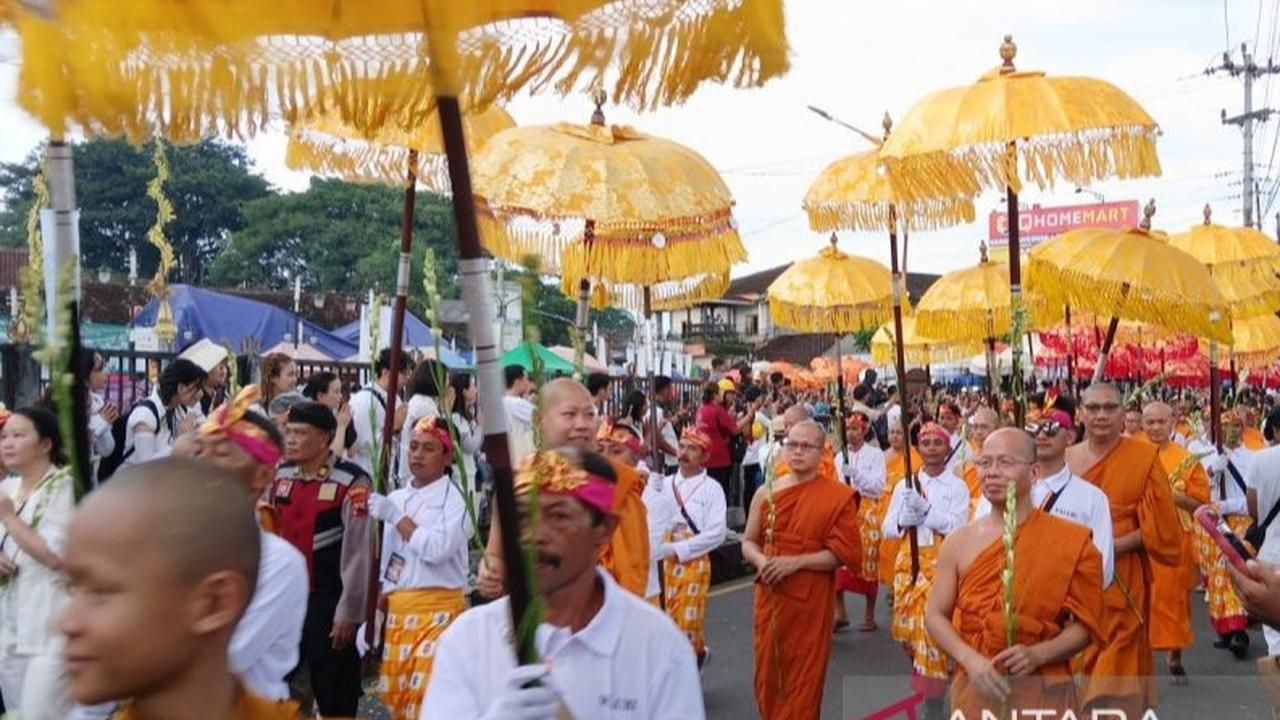 Ribuan Umat Buddha Kirab Menuju Borobudur, Merayakan Tri Suci Waisak