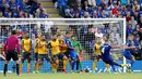Pemain Leicester City, Danny Drinkwater, melakukan tendangan bebas ke gawang Arsenal dalam laga Premier League di Stadion King Power, Leicester, (20/8/16). (Reuters/Darren Staples)