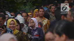 Pegawai Pemprov DKI mengantre di Balai Kota, Jakarta, Kamis (21/6). Gubernur dan Wakil Gubernur DKI Jakarta, Anies Baswedan-Sandiaga Uno menggelar halalbihalal pada hari pertama PNS masuk kerja setelah libur Lebaran 2018. (Merdeka.com/Imam Buhori)