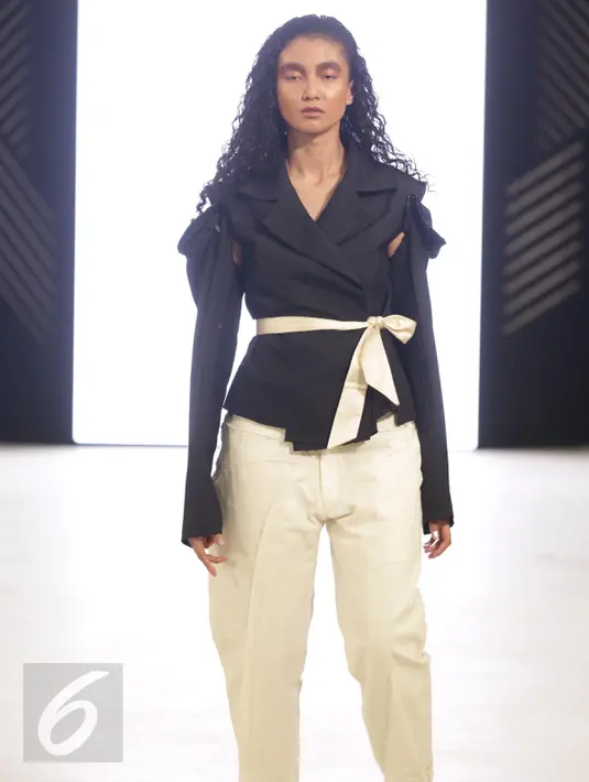 Model berpose diatas panggung saat memperagakan busana rancangan MADE IND X TANGAN dalam pagelaran Senayan City Fashion Nation ke-11, Jakarta, Senin (10/4). (Liputan6.com/Faizal Fanani)