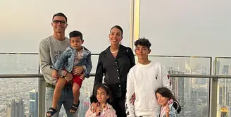 Cristiano Ronaldo dan Georgina Rodriguez tengah berduka karena kehilangan salah satu dari bayi kembar mereka saat proses persalinan. Keduanya mengumumkan kehamilan bayi kembar pada Oktober 2021 (Foto: Instagram @georginagio)