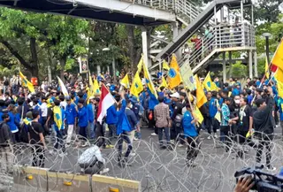 Kericuhan mewarnai aksi demonstrasi yang digelar mahasiswa di kawasan Istana Negara, Senin (5/9/2022). Sejumlah demonstran berupaya menerobos kawat berduri penyekat lokasi aksi.