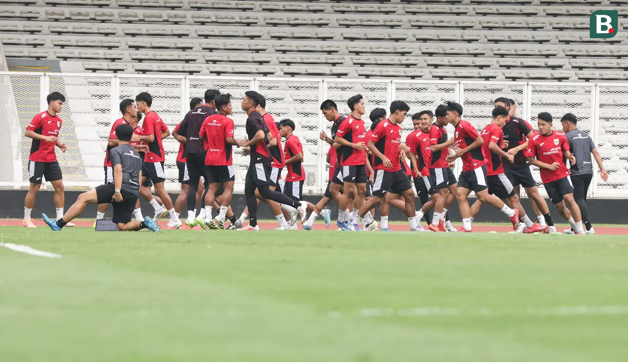 Para pemain Timnas Indonesia U-22 menjalani latihan di Stadion Madya, Senayan, Jakarta, Rabu (26/11/2025) jelang keberangkatan ke SEA Games 2025.