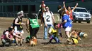 Anjing-anjing Corgi melewati garis finis saat berlomba dalam kejuaraan "Corgi Nationals" California Selatan di Arena Balap Santa Anita di Arcadia pada 26 Mei 2019. Ratusan anjing corgi yang mengikuti kejuaraan ini memperebutkan gelar anjing tercepat. (Photo by Mark RALSTON / AFP)