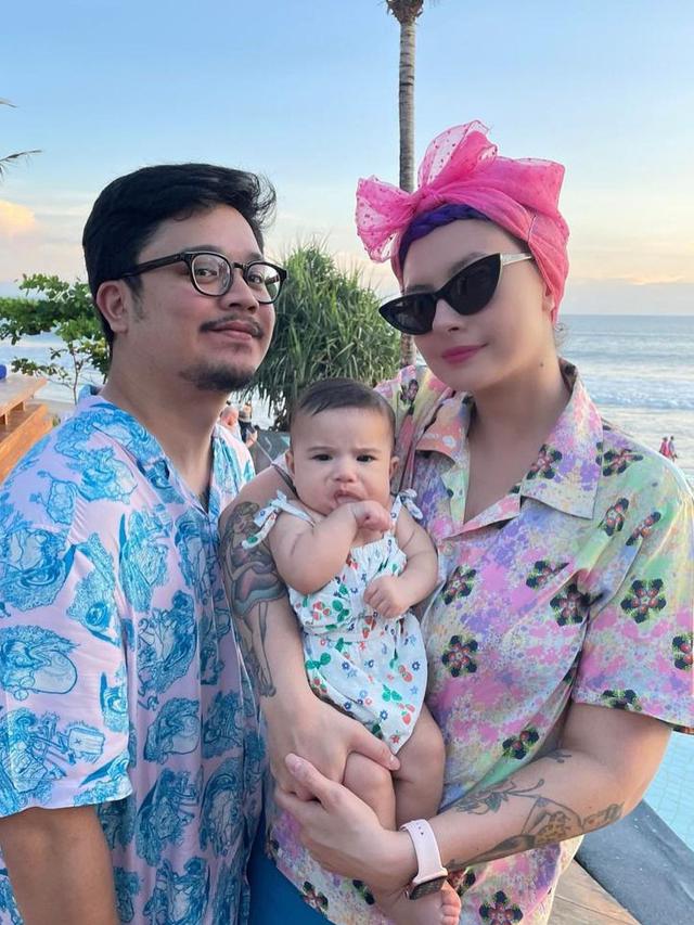 6 Potret Derby Romero dan Claudia Adinda yang Kompak Asuh Buah Hati