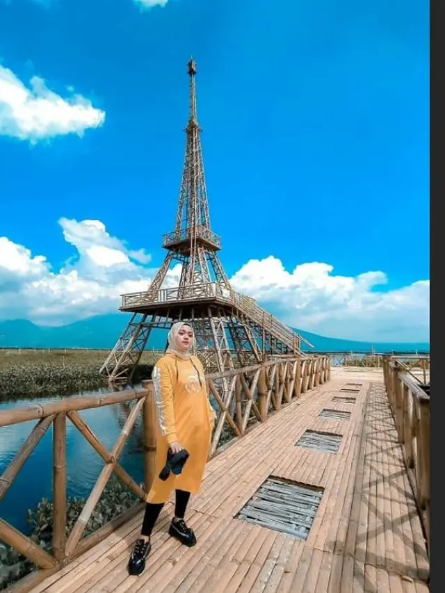 Wisata Menara Eiffel Berbahan Bambu di Tengah Rawa Pening Semarang