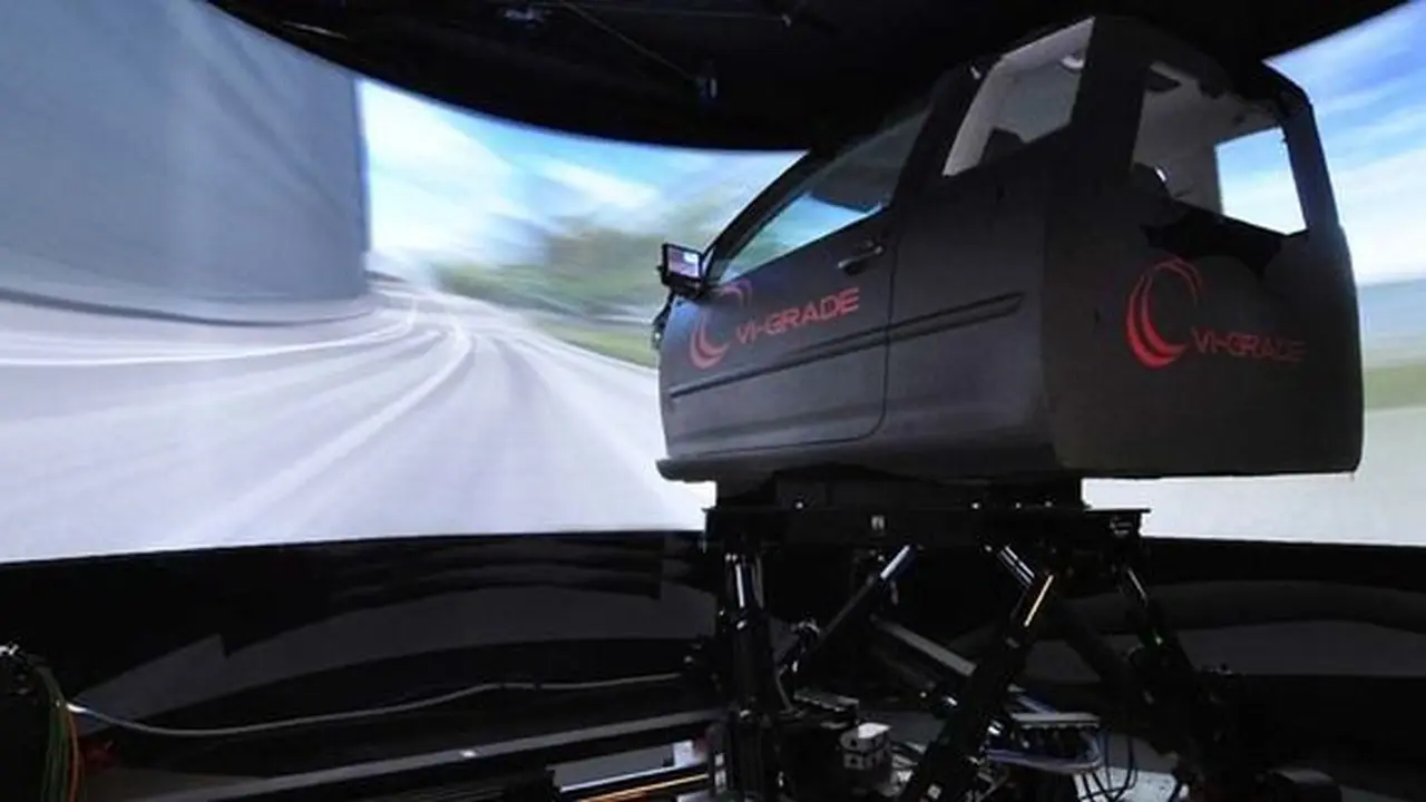 Simulator mengemudi dinamik Grade VI
