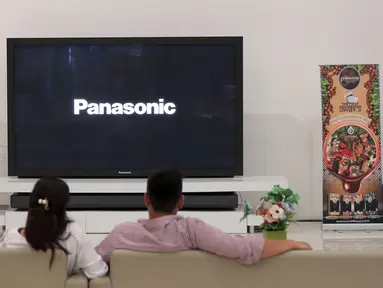 Pengunjung melihat produk Panasonic di Elektronic City, Jakarta, Kamis (4/2). Kabar penutupan dua pabrik PT Panasonic Lighting di Jawa Timur dan Jawa Barat, tidak akan mempengaruhi bisnis penjualan Panasonic di Tanah Air. (Liputan6.com/Angga Yuniar)