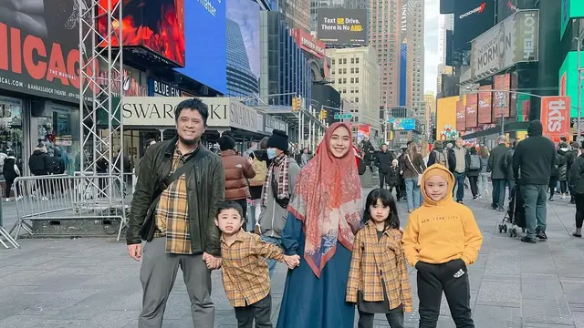 6 Potret Ketiga Anak Oki Setiana Dewi yang Tampil Stylist saat Liburan