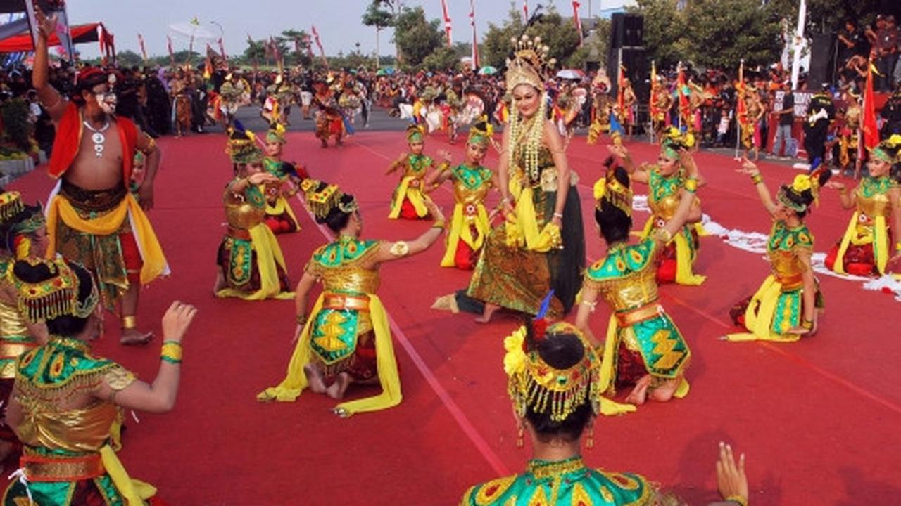 Kemolekan penari cantik 1.000 Barong Nusantara di Kediri