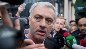 Ekspresi Pelatih Manchester United, Jose Mourinho saat meninggalkan gedung pengadilan di Madrid, Spanyol, (3/11). Mourinho dipanggil oleh pengadilan Madrid atas tuduhan pengelapan pajak. (AP Photo / Paul White)