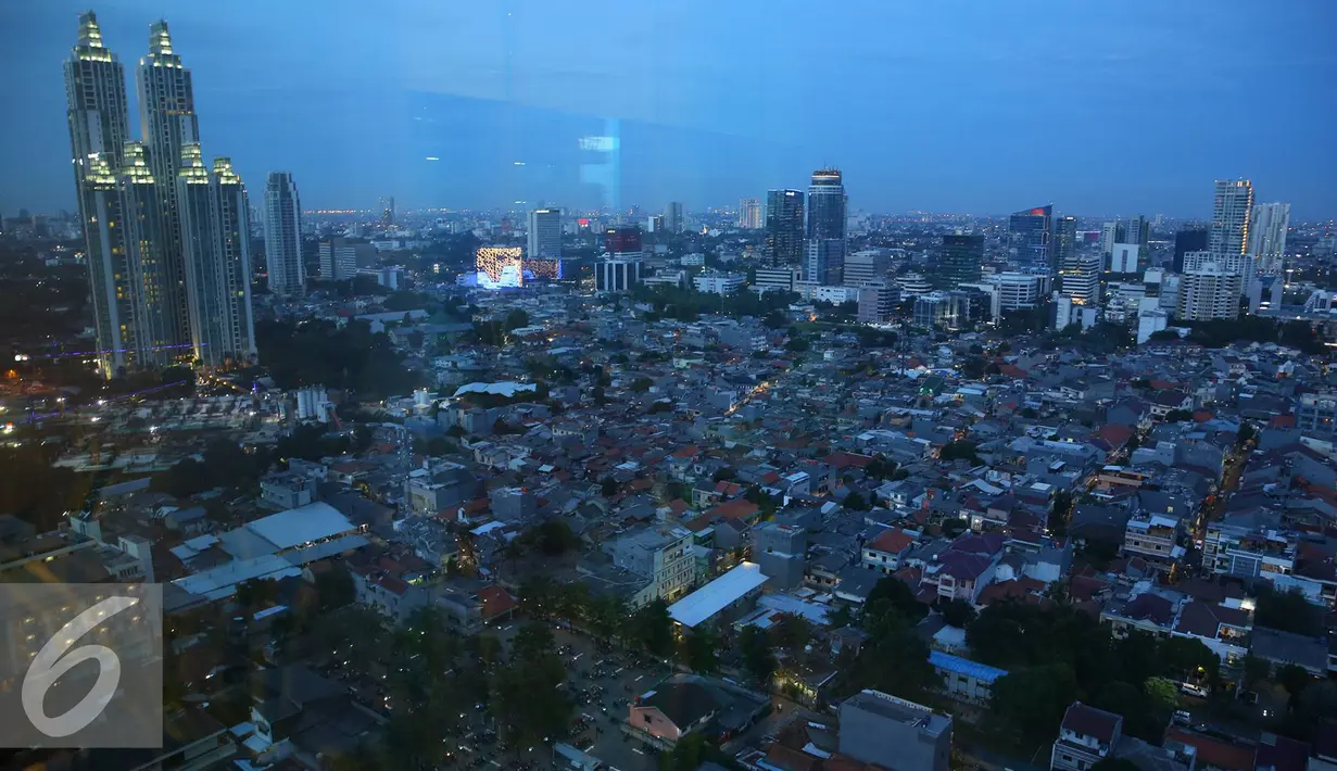 Suasana pemandangan Ibukota terlihat dari kawasan Sudirman, Jakarta, Sabtu (14/1). Pertumbuhan ekonomi sebesar 5,3 persen dapat tercapai dengan strategi meningkatkan pertumbuhan baik secara nasional maupun daerah. (Liputan6.com/Immanuel Antonius)