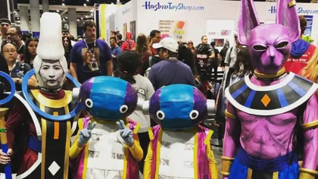 Keren, Si Kembar Ini Suka Cosplay dengan Kostum Mengerikan