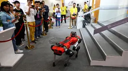 Robot berkaki empat melakukan demonstrasi dalam Konferensi Robot Dunia 2019 di Beijing, China, Selasa (20/8/2019). Acara ini diikuti lebih dari 180 perusahaan dan institusi dari seluruh dunia. (WANG Zhao/AFP)