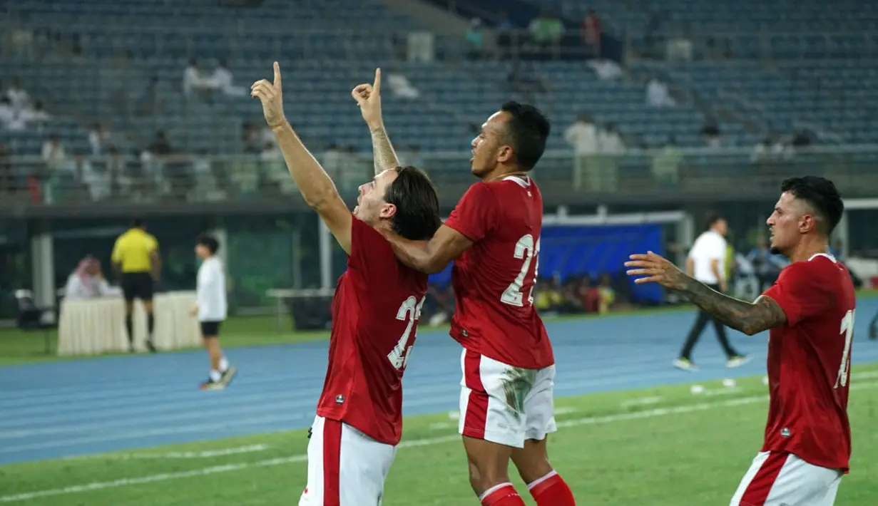 Keunggulan Kuwait tak berlangsung lama setelah Timnas Indonesia mendapatkan hadiah penalti. Wasit menganggap bahwa kiper Fahad Al Reshidi melakukan pelanggaran terhadap Rachmat Irianto. Marc Klok yang ditunjuk sebagai eksekutor pun mampu melakukan tugasnya dengan baik dan mengubah skor pertandingan menjadi 1-1 hingga berakhirnya babak pertama. (Dok. PSSI)