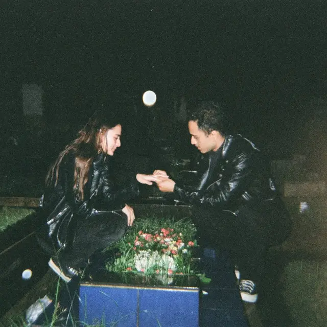 6 Potret Bintang FTV Rachquel Nesia Dilamar Kekasih di Makam Ayah, Tak Terlupakan