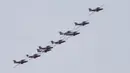 Tim aerobatik militer Kanada, Snowbirds, melakukan manuver formasi udara di atas Kota Toronto, Kanada, Minggu (10/5/2020). Aksi tersebut sebagai bagian dari Operation Inspiration Tour mereka selama wabah COVID-19. (Xinhua/Zou Zheng)