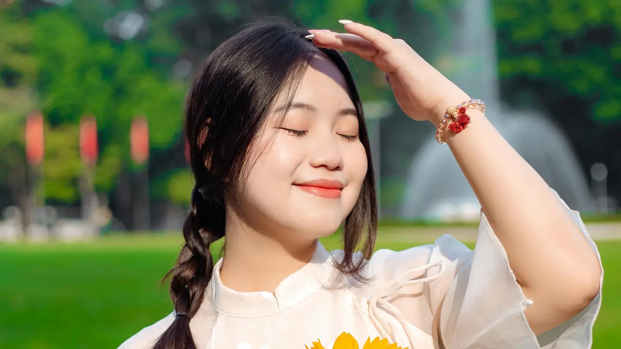 membawa bunga kalem santai pemalu bawa bunga