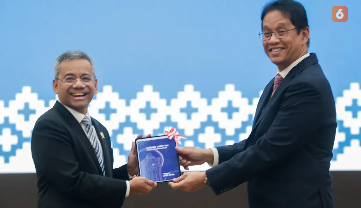 Purbaya Yudhi Sadewa menyerahkan memori jabatan Menteri Keuangan kepada Suahasil Nazara dalam prosesi serah terima jabatan di Kementerian Keuangan, Jakarta, Selasa (15/9/2026). (KLY/Budy Santoso)