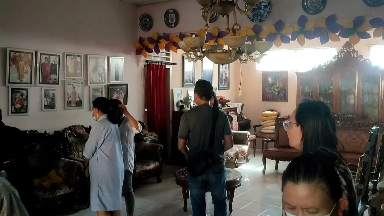 Suasana rumah duka meninggalnya anggota bertugas di TPS 4 Lingkungan 2, Kelurahan Malalayang Satu Barat, Kecamatan Malalayang, Kota Manado, Sulut.