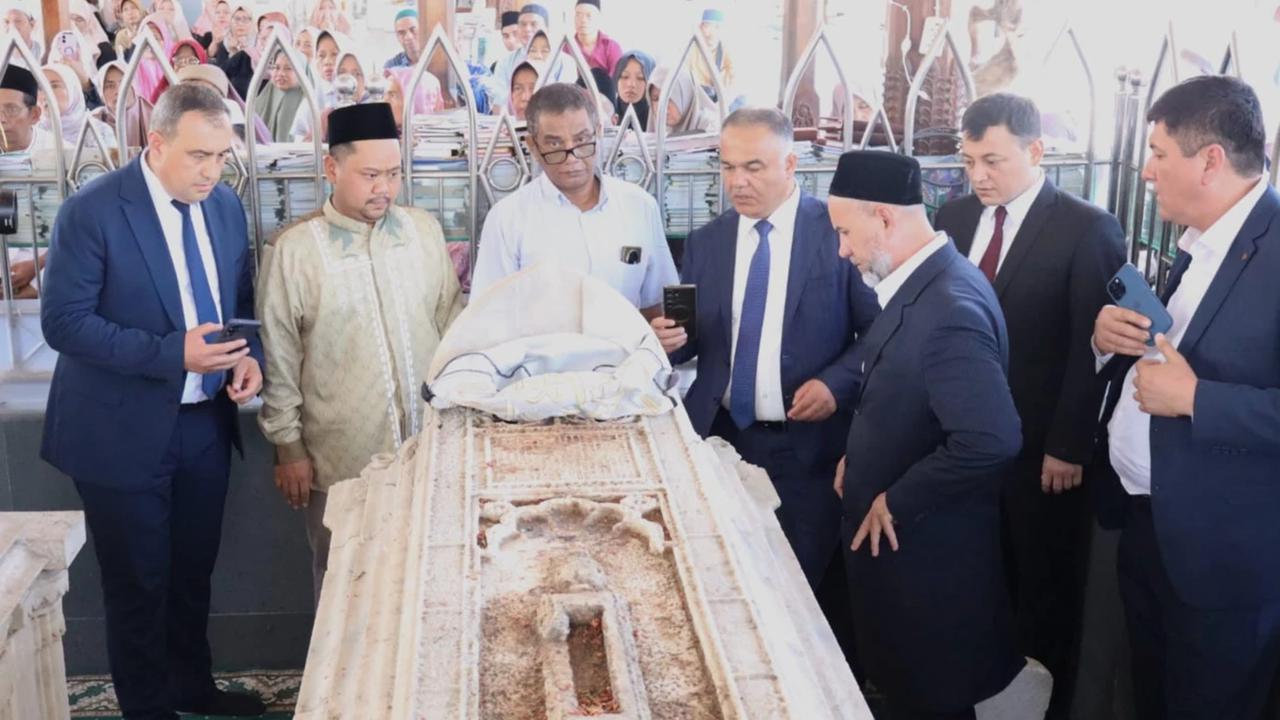 Bupati Gresik Dampingi Gubernur Samarkand Uzbekistan Ziarah ke Makam Maulana Malik Ibrahim
