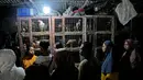 Sehari jelang Lebaran, warga memadati pasar-pasar di ibu kota untuk berbelanja bahan makanan dalam rangka persiapan Hari Raya Idul Fitri 1445 Hijriah. (AP Photo/Dita Alangkara)
