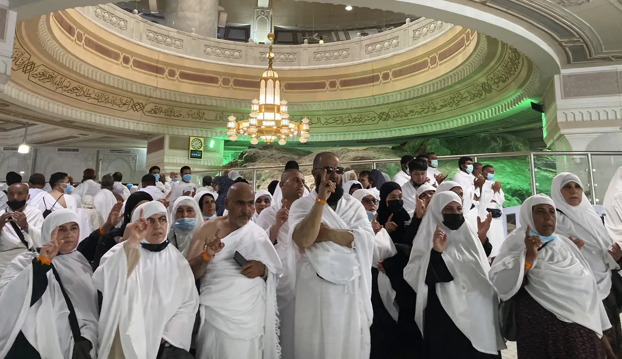 <p>Jemaah Muslim berdoa di Masjidil Haram selama Umrah, di kota suci Muslim Mekkah, Arab Saudi, Minggu (6/3/2022). Arab Saudi mengambil kebijakan untuk mengakhiri semua pembatasan Covid-19 termasuk kebijakan jaga jarak dan menggunakan masker di luar ruangan. (AP Photo/Amr Nabil)</p>