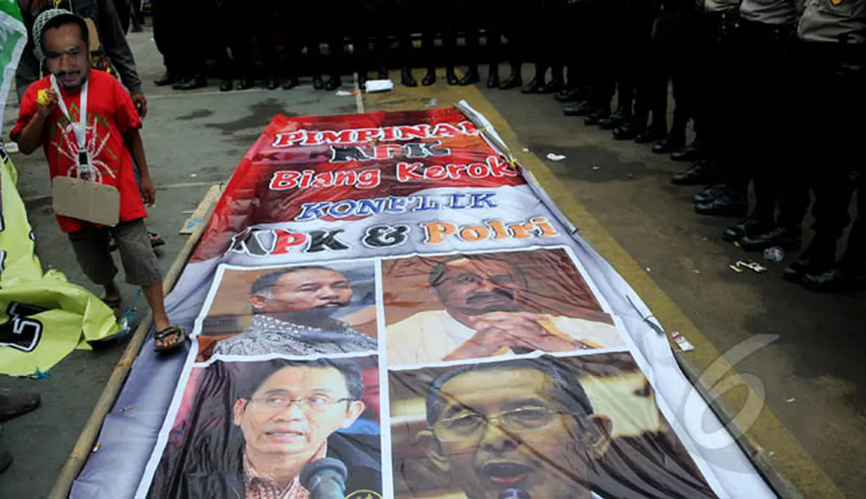 Massa menggelar spanduk saat kasi unjuk rasa 'Save Polri' di depan PN Jakarta Selatan, Senin (2/2/2015). (Liputan6.com/Johan Tallo)