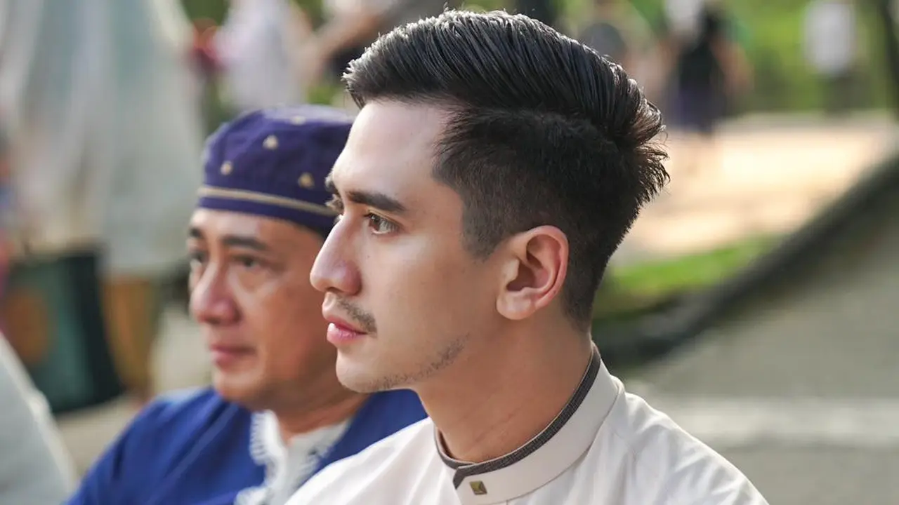 Verrell Bramasta saat akan melaksanakan Salat Id, Rabu (10/4/2024)