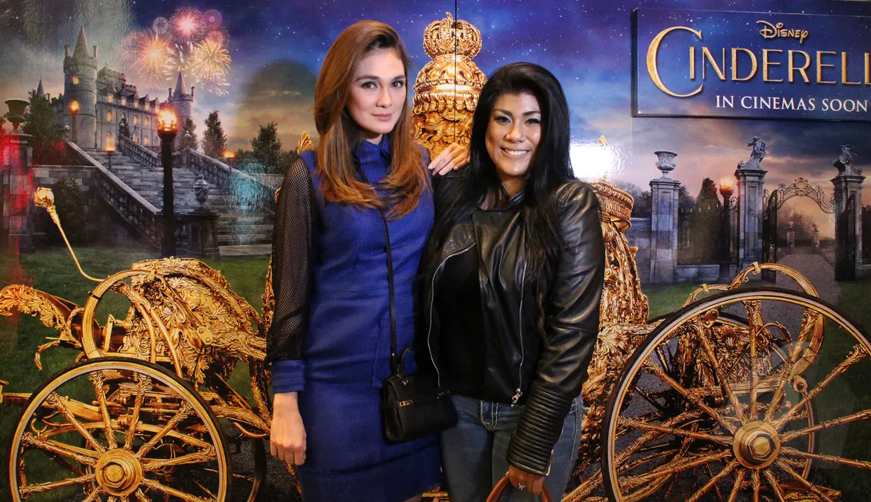 Luna Maya dan Regina foto bareng di depan poster kereta Cinderella saat Premier Cinderella di Cinema XXI Kota Kasablanka, Jakarta. (11/03/2015).(Liputan6.com/Gilardhani)